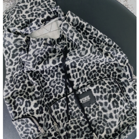 🌿PINK VS Cheetah Backpack - Picture 3 of 9